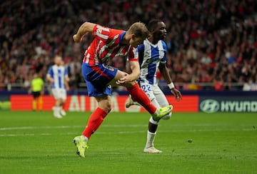 El delantero noruego del Atlético de Madrid, Alexander Sorloth, marca el 2-1 al Alavés. 