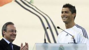 Florentino P&eacute;rez aplaude a Cristiano Ronaldo el d&iacute;a de su presentaci&oacute;n.