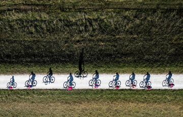 "Un ciclista solitario monta en direcci¨®n contraria durante el evento Big Easy de Hawkes Bay. El evento atrae a centenares de ciclistas de toda la regi¨®n durante Semana Santa". Menci¨®n en Sports.
