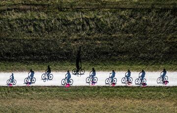 "Un ciclista solitario monta en direccin contraria durante el evento Big Easy de Hawkes Bay. El evento atrae a centenares de ciclistas de toda la regin durante Semana Santa". Mencin en Sports. 