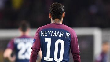 Neymar, su futuro se debate entre Madrid y Barcelona.