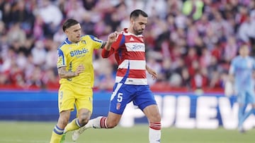 Roger Martí en el Nuevo Los Cármenes en el encuentro que enfrentaba al Cádiz CF frente al Granada CF en la jornada 16 de la Liga Hypermotion.