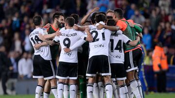 Los jugadores del Valencia celebran la victoria en el Camp Nou en 2016.