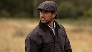 No es de Barbour, pero es igual de elegante y resistente: esta es la chaqueta encerada que no puede faltar en tu armario
