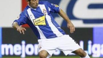 <b>NO CUENTA.</b> Mauricio Pochettino apenas está contando con Raúl Tamudo.