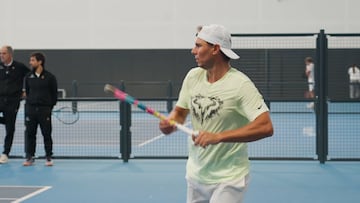 Nadal celebra el aniversario de su retirada volviendo a la pista