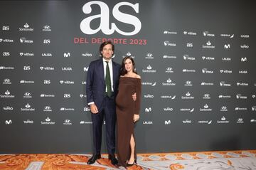 El extenista, Feliciano López co su pareja, la modelo Sandra Gago, posan en el photocall de los Premios AS del Deporte 2023.