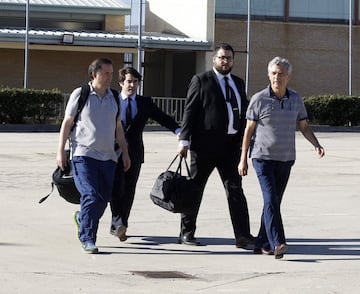 Ángel María Villar y su hijo Gorka saliendo de la prisión de Soto del Real.