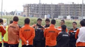 <b>CAMBIO DE ACTITUD. </b>Míchel, reunido con la plantilla en una charla previa a un entrenamiento.