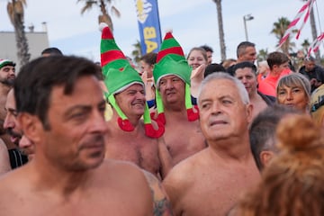 Los ba?istas hablan antes de su primer ba?o en el mar Mediterr¨¢neo, una celebraci¨®n de la llegada del a?o Nuevo, en la playa de la Barceloneta en Barcelona, ??Espa?a, el 1 de enero de 2024.