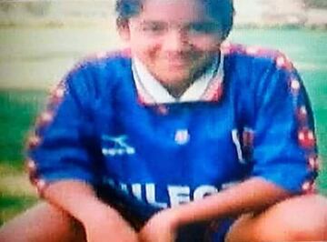 "Estando en Colo Colo o en otro club siempre alucinaba con la hinchada de la U", decía el lateral de los azules en su llegada al club. Hoy cumple su sueño de niño. 
