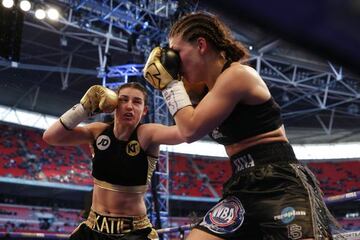 Katie Taylor golpea a Nina Meinke durante su combate.