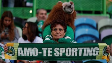 Aficionados del Sporting de Portugal en el Jos&eacute; Alvalade.