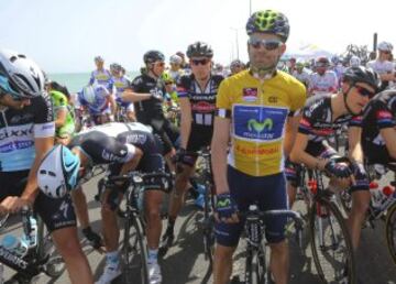 El ciclista español Joaquín Rojas, del equipo Movistar, antes del comienzo de la segunda etapa de la Vuelta a Qatar, disputada entre Al Wakra y Al Khor Corniche, de 187,5 kilómetros.