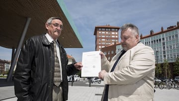 GRA090. MADRID, 17/05/2016.- El padre del condenado a muerte, Pablo Ibar, Candido Ibar (i) ense&ntilde;a junto a Andr&eacute;s Krakenberger, portavoz de la Asociaci&oacute;n contra la Pena de Muerte (d) la sentencia por la que Pablo va a salir del corredor de la muerte en la prisi&oacute;n de Estados Unidos. EFE/Adri&aacute;n Ruiz de Hierro