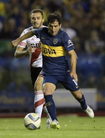 Boca ganó con goles de Pavón y Pezzella en contra, el primero de los tres superclásicos de Argentina.