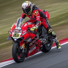 Bautista saca partido de una caída de Rea y Razgatlioglu