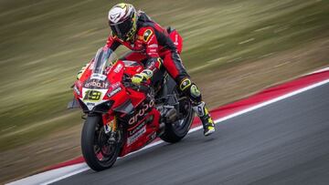 Bautista saca partido de una caída de Rea y Razgatlioglu