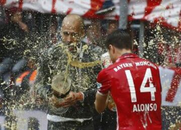 Xabi Alonso celebra su segunda Bundesliga con Pep Guardiola el 14 de mayo de 2016. Además de las 2 ligas alemanas también consiguió 1 Copa y 1 Supercopa Alemana.