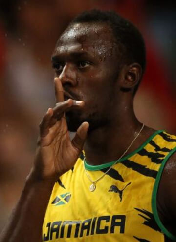 Usain Bolt bromea en el inicio de la final de los 100 metros en el Campeonato del mundo 2013 IAAF en el estadio Luzhniki de Moscú el 11 de agosto de 2013