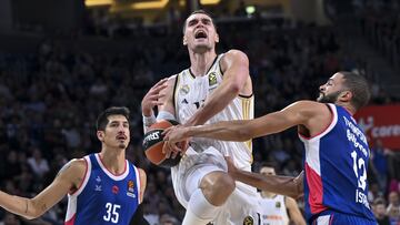 Darius Thompson, base del Anadolu Efes, para en falta a Mario Hezonja, alero del Real Madrid.