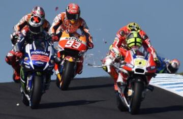 Tremendo susto para Andrea Iannone, que lideraba el pelotón de cabeza cuando, en la bajada de la curva 10, impactó con una gaviota que paseaba por allí tranquilamente hasta la llegada de las MotoGP. Pareció en un primer momento que el pájaro impactó en la cabeza del italiano, pero en la secuencia fotográfica captada por el español Jaime Olivares se ve que da en el carenado de la Ducati, yendo a parar numerosas plumas del ave a un Lorenzo al que se le manchó el mono de sangre. Son habituales los atropellos de gaviotas en Phillip Island, pero pocas veces se ven en plena carrera y con el líder de carrera implicado, que reconoció llevarse un buen susto.