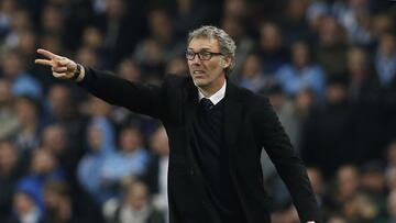 … Pero la primera gran novedad era el relevo en el banquillo: Laurent Blanc suplía a Raymond Domenech en el banquillo de la selección francesa. Durante todo el torneo era un secreto a voces que Domenech no continuaría y todas las miradas se centraron en B