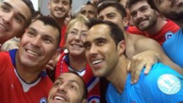 La Mandataria Michelle Bachelet posa con los jugadores de la selección después del partido entre Chile y Ecuador.