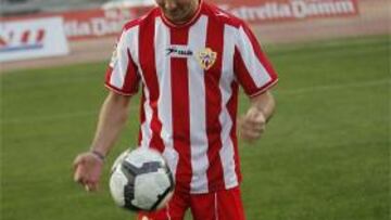 <b>David Bisbal</b>, durante la presentación de la nueva camiseta del Almería.