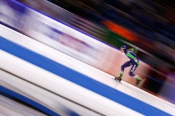 Erik Janâ Kooiman de Países Bajos durante la competición de la carrera de los 5000m masculina en la Copa del Mundo de patinaje de velocidad.