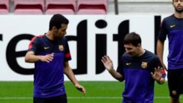 <b>PREPARADOS. </b>Sergio Busquets, Messi y Mascherano bromean durante el entrenamiento de ayer en el Camp Nou.