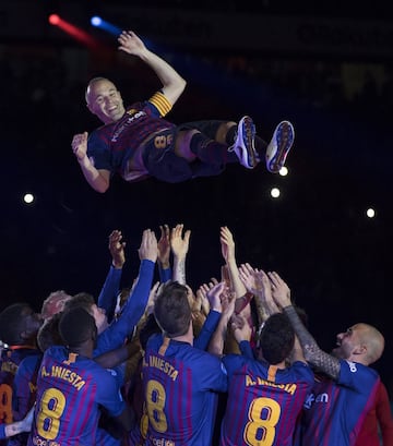 El hombre que regal¨® a Espa?a su ¨²nico Mundial vivi¨® una de las despedidas m¨¢s emotivas que se recuerda en el Barcelona, su club de toda la vida. El manchego cogi¨® sus maletas para marcharse al Vissel Kobe japon¨¦s el 20 de mayo de 2018 no sin antes vivir un emocionante homenaje tras el partido ante la Real Sociedad. ¡°Es para m¨ª un orgullo haber defendido la camiseta del, para m¨ª, mejor equipo del mundo¡±, dijo el talentoso futbolista en su discurso de adi¨®s. Para el recuerdo, su foto sobre un c¨¦sped de un Camp Nou completamente vac¨ªo.