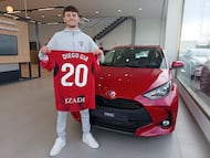Diego Sia posa con la camiseta del Mirandés.
