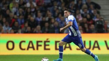 El futbolista del Porto podría ser el fichaje más caro del fútbol mexicano en su historia, pues según afirma A Bola, el volante iría a China por la increíble suma de 65 millones de euros. El diario portugués no específica qué club es el que quiere los servicios del jugador. Cercanos a Herrera dicen que él no está interesado en ir a la Superliga del gigante. 