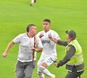 Da la vuelta al mundo: ¡hincha entró a la cancha y agredió a un jugador!