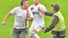 Da la vuelta al mundo: ¡hincha entró a la cancha y agredió a un jugador!