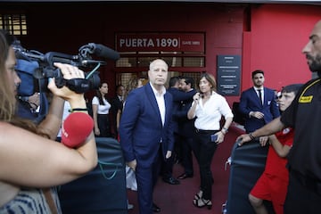 Javier Imbroda, consejero de Educacin y Deporte de la Junta de Andaluca, en la capilla ardiente de Jos Antonio Reyes en el estadio Snchez Pizjun.

