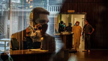 AME9341. MANAOS (BRASIL), 14/01/2021.- Miembros del personal de salud transitan por los pasillos del Hospital Universitario Getúlio Vargas, hoy, en Manaos (Brasil). Manaos, mayor ciudad de la Amazonía brasileña, enfrenta a partir de este jueves un toque de queda de once horas diarias, entre las 19.00 y las 6.00 del día siguiente, ante el colapso sanitario causado por la covid y que obligó a las autoridades a enviar sus enfermos a otras ciudades. EFE/ Raphael Alves