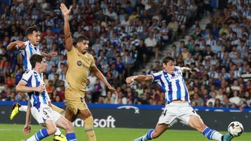 SAN SEBASTIÁN, 21/08/2022.- El defensa de la Real Sociedad Robin Le Normand (d) juega un balón ante Ronald Araújo (2-d), del FC Barcelona, durante el partido de Liga en Primera División que disputan este domingo en el Reale Arena, en San Sebastián. EFE/Javier Etxezarreta