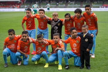 Los niños protagonizaron los protocolos de la jornada 16
