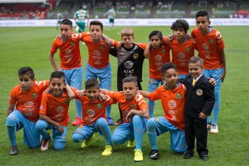 Los niños protagonizaron los protocolos de la jornada 16