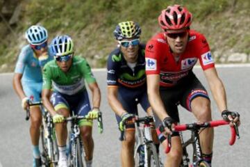 Los ciclistas Tom Dumoulin, Esteban Chaves y Alejandro Valverde durante la undécima etapa que transcurría entre Andorra la Vella y Cortals d' Encamp.