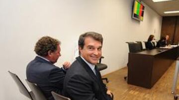 <b>JUNTO A SU SOCIO. </b>Laporta sonríe, ayer por la mañana, sentado a lado de su socio, Xavier Arbós, en la sala en que se celebró la vista.