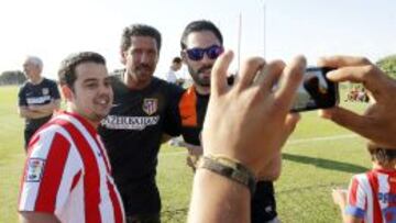 Simeone posa con dos seguidores.