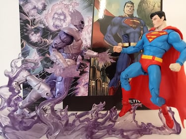 Superman contra Atomic Skull en dos alucinantes figuras de acción con base en llamas