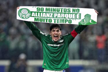 Palmeiras remontó de manera épica las semifinales de la Libertadores ante Liga de Quito con un 4-0 que dejó en nada el 3-0 de la ida. El central Gustavo Gómez posó después del encuentro con una pancarta que decía: “90 minutos no Allianz Parque e muito tempo”. Estaba basada en el lema “90 minuti en el Bernabéu son molto longo” de Juanito. Fulminante.

