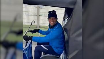 Wilmar Barrios maneja un Tuc Tuc ruso el día de su renovación