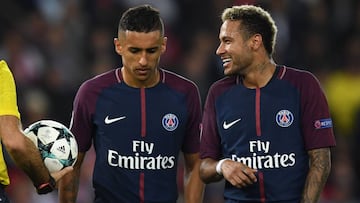 Los brasile&ntilde;os del PSG, Marquinhos y Neymar, durante un partido de Champions League.