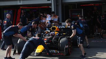Baku (Azerbaijan), 14/09/2024.- Dutch driver Max Verstappen of Red Bull Racing is attended by mechanics as he drives through the pitlane during the qualifying for the 2024 Formula One Grand Prix of Azerbaijan, at the Baku City Circuit in Baku, Azerbaijan, 14 September 2024. The Formula One Grand Prix of Azerbaijan will take place on 15 September 2024. (Fórmula Uno, Azerbaiyán) EFE/EPA/ALI HAIDER / POOL