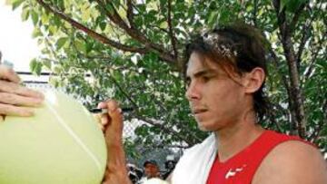 <b>NUEVA YORK AMA A RAFA. </b>Los niños neoyorquinos muestran su cariño a Nadal, un nuevo 'Popeye'.